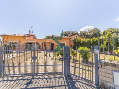 Villetta bifamiliare in Via del Sassone, s.n.c, Bracciano