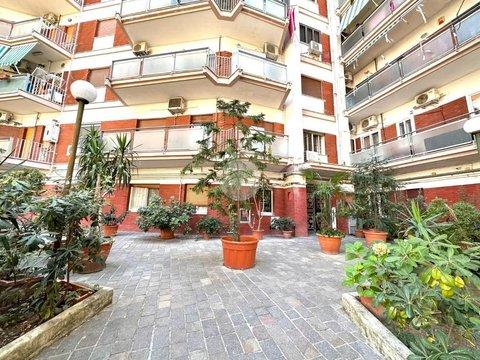 Quadrilocale in Viale Maria Bakunin, 43, Fuorigrotta, Napoli