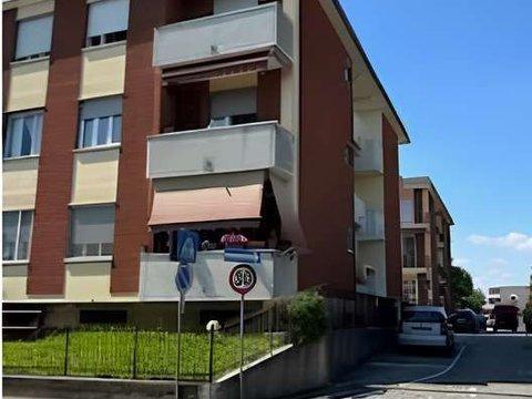 Trilocale in Via G. Carducci, 8, Cambiago