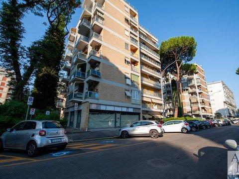 Quadrilocale in Viale Val Padana, Conca d'Oro, Roma