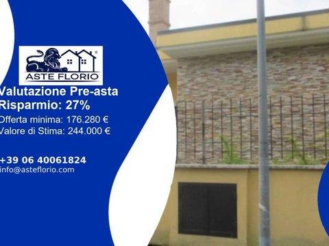 Villetta a schiera in Via Acquaviva delle Fonti, Torre Gaia - Villa Verde, Roma
