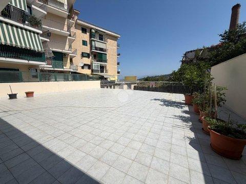 Trilocale in Piazza Giacomo Matteotti, 6, Centro Città, Castellammare di Stabia