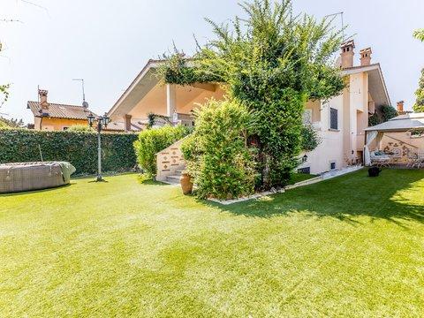 Villa in Via Gaetano Luporini, 47, Infernetto, Roma