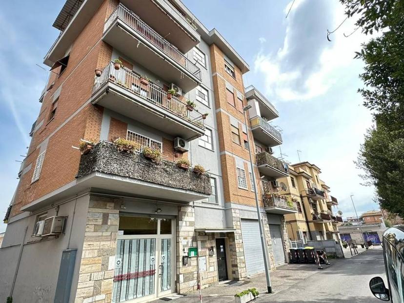 Trilocale via Assoro, Borghesiana, Roma