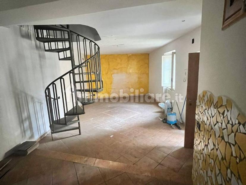 Trilocale da ristrutturare, secondo piano, Centro, Ottaviano
