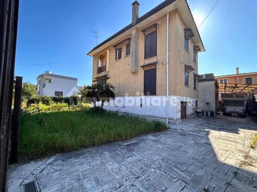 Terratetto unifamiliare via Luigi Spazzapan 10, Casal Palocco, Roma