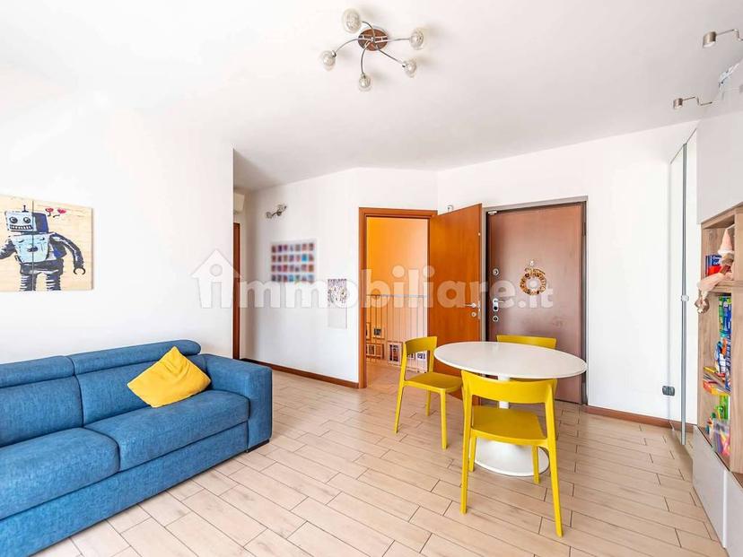 Trilocale via Ischia 9, Centro, Lainate