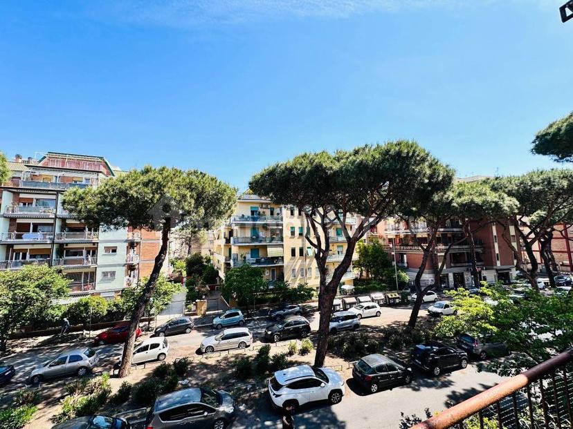 Quadrilocale piazza Enrico Millo 9, Ostia Levante, Roma