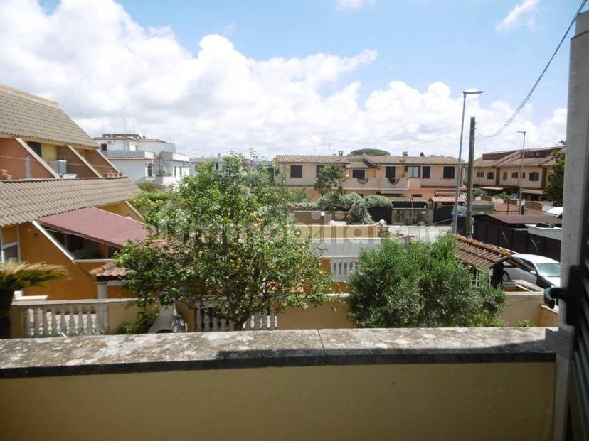 Villa a schiera via Dora Riparia, Campo Ascolano - Villaggio Tognazzi, Pomezia
