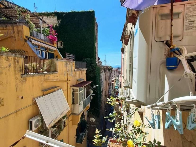 Bilocale salita Santa Maria Apparente 8, Chiaia, Napoli