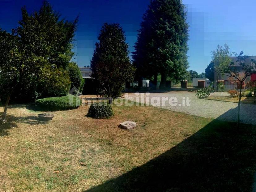 Villa unifamiliare via G Montezemolo, 16, Abbiategrasso