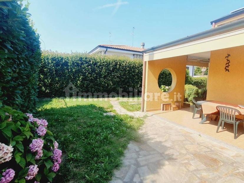 Villa bifamiliare via Carlo Cattaneo 12/a, Centro, Noviglio