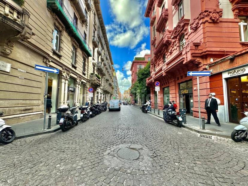 Bilocale salita Vetriera 12, Chiaia, Napoli