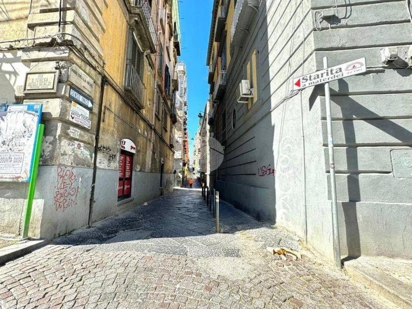 Trilocale Vico della Neve, Stella - Materdei, Napoli