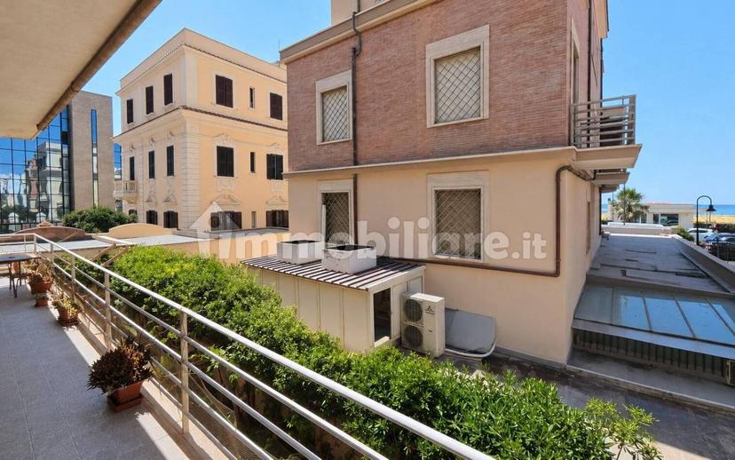 Trilocale via dei Fabbri Navali 30, Ostia Levante, Roma