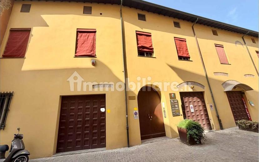 Bilocale Esclusivo bilocale con ascensore, vista sui tetti, Centro Storico, Imola