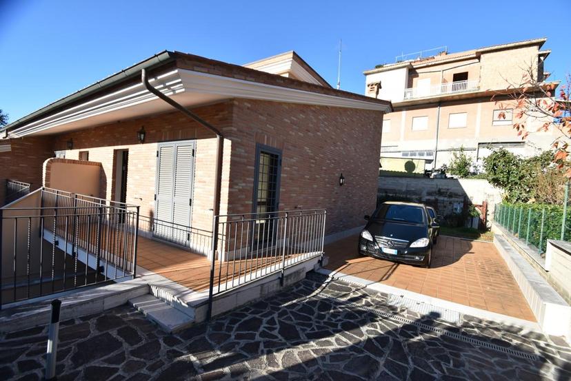 Appartamento in Via Argentera, Roma