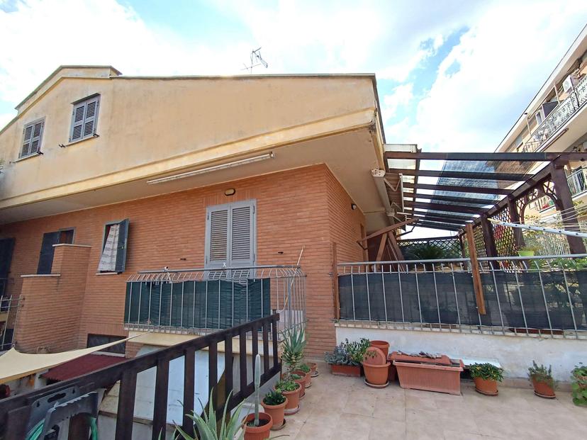 Porzione di villa in Via Bolognetta, Roma