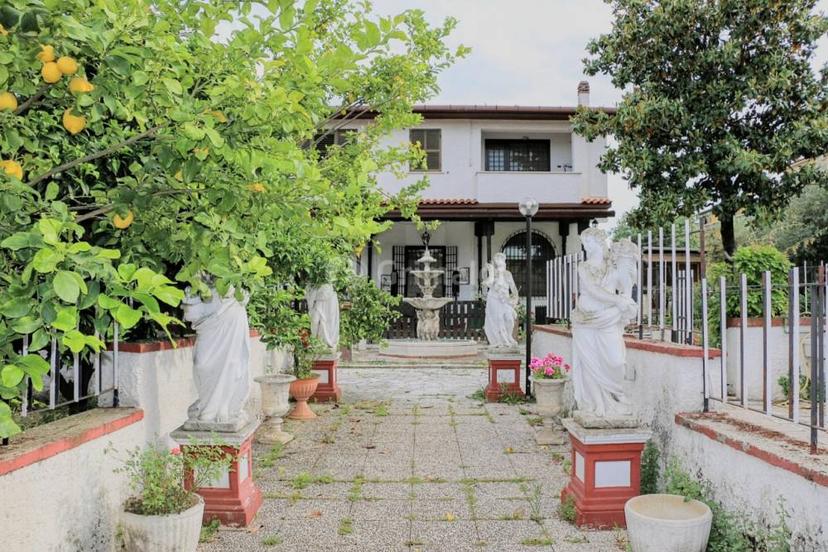 Vendita villa singola Via Bitti 136 Roma (RM)